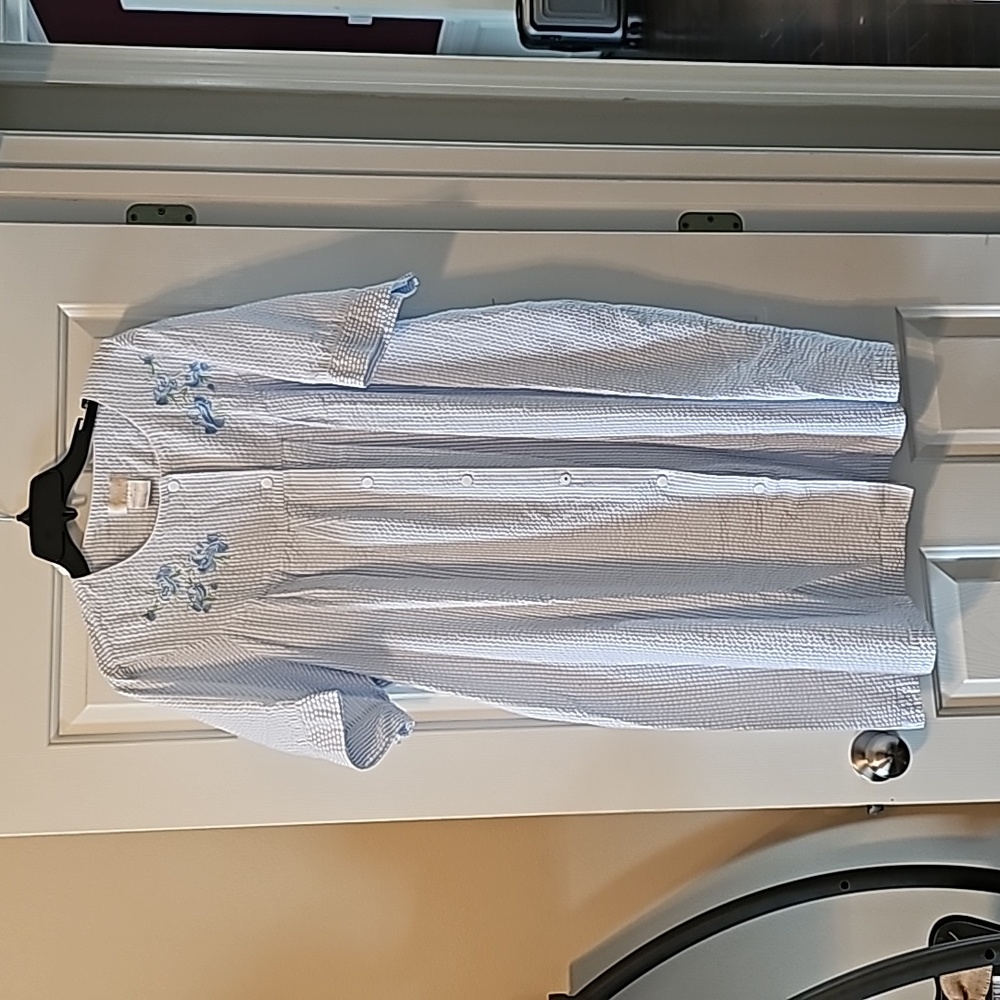 Barbizon night gown size 3x. One button is scratched (see pic)